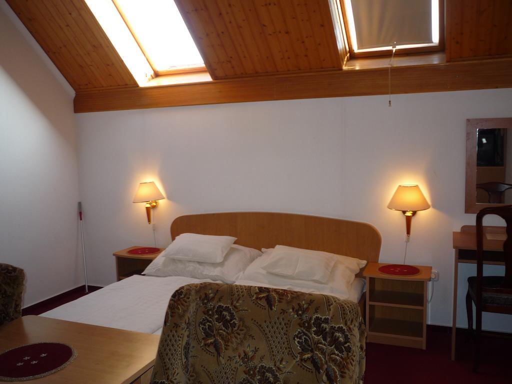Aero Hotel & Etterem Jakabszallas Ngoại thất bức ảnh